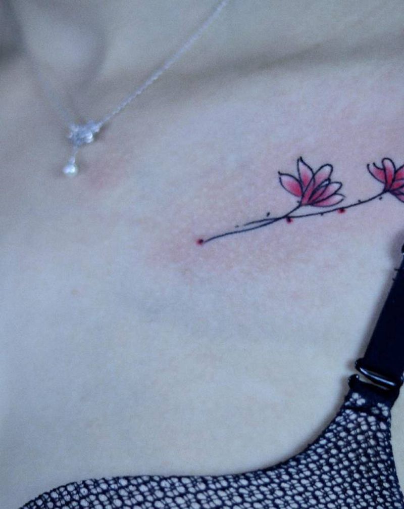 小花花纹身图片_胸部纹身图案