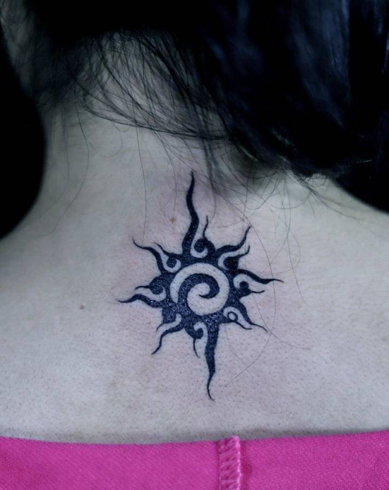 太阳图腾纹身图片_颈部纹身图案