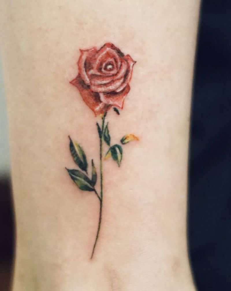 玫瑰小清新纹身图片_腿部水彩纹身图案