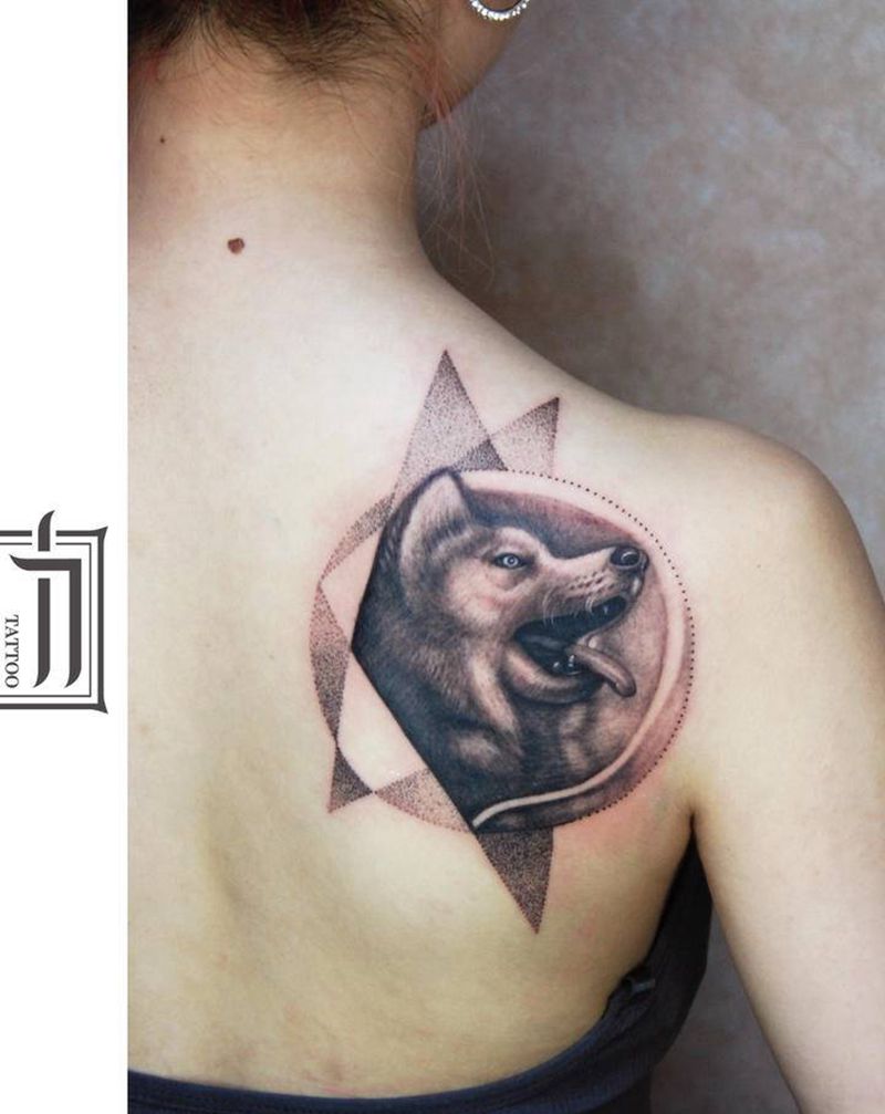 狗纹身图片_背部欧美写实纹身图案