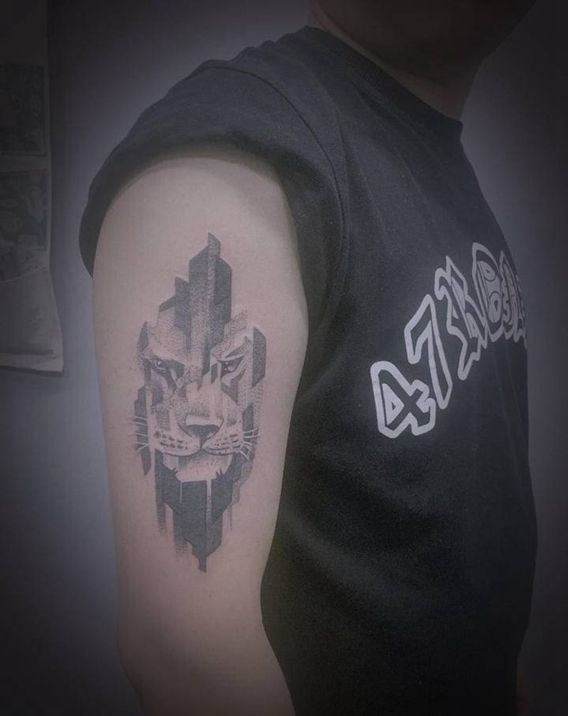 狮纹身图片_手臂点刺纹身图案