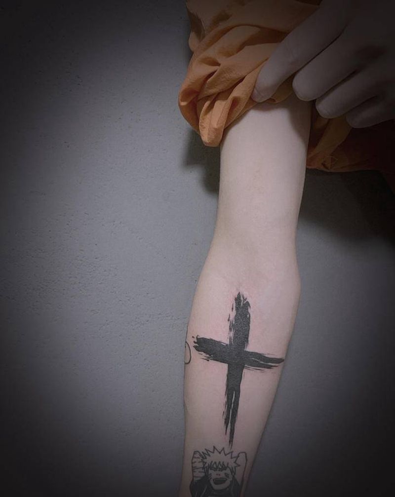 十字架纹身图片_手部水墨纹身图案