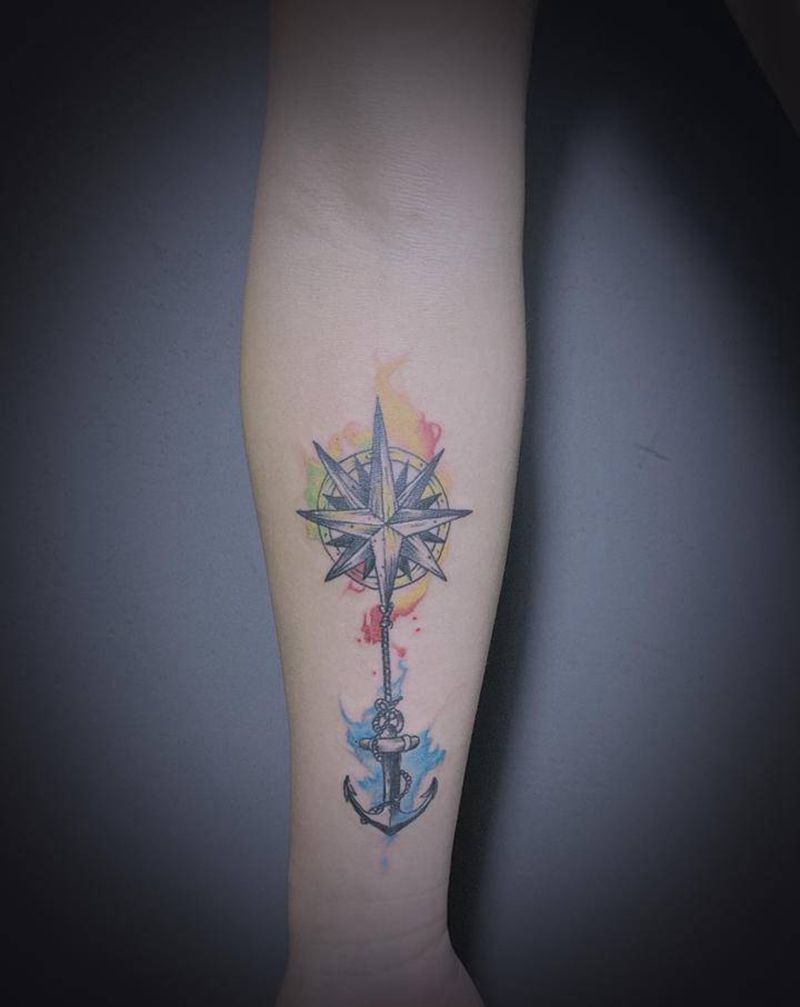 指南针纹身图片_手臂水彩纹身图案