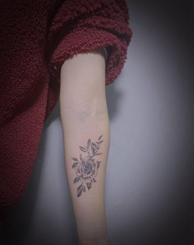 小花花纹身图片_手臂水墨纹身图案