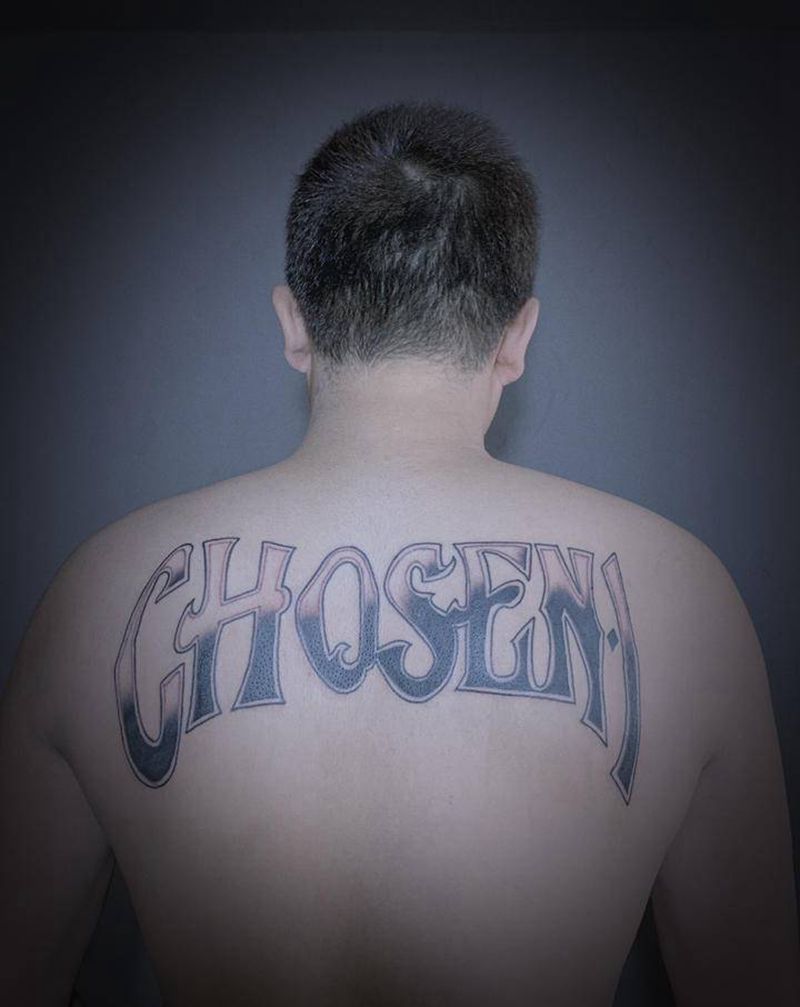 詹姆斯同款纹身图片_背部花体字纹身图案