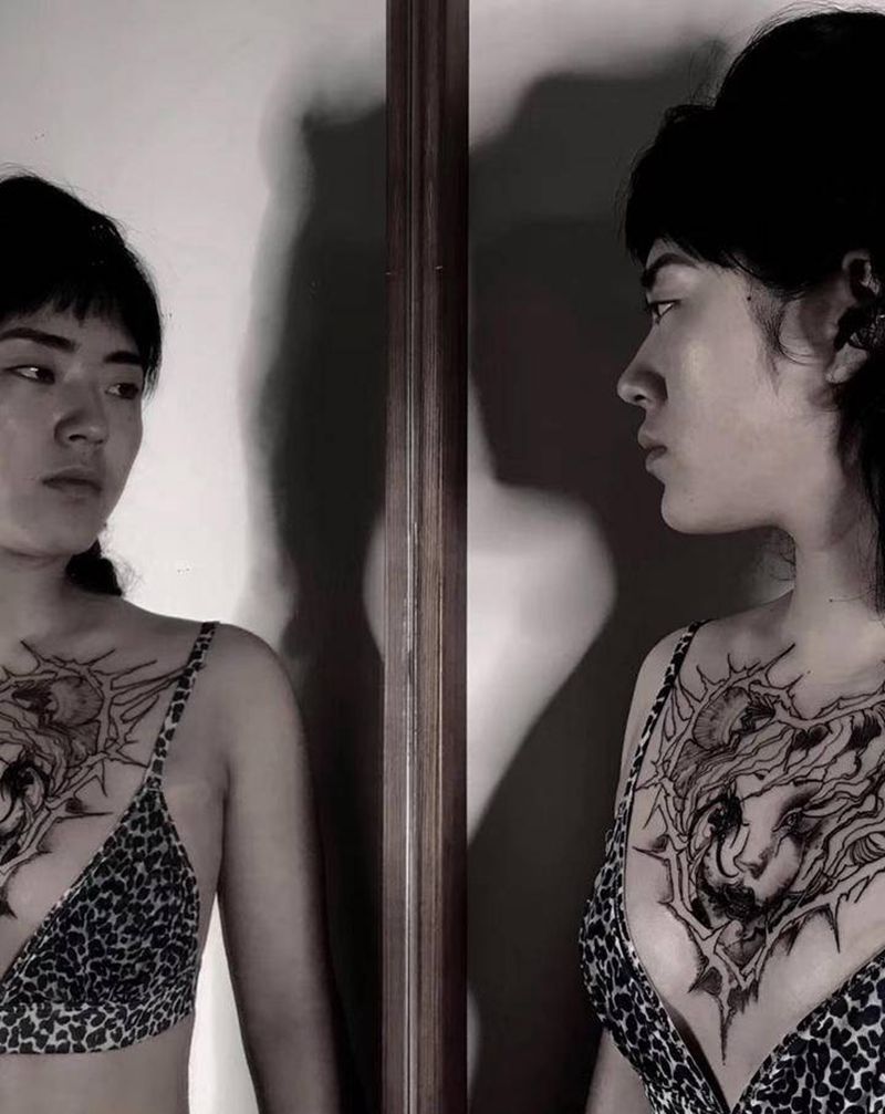 花胸纹身图片_胸部纹身图案