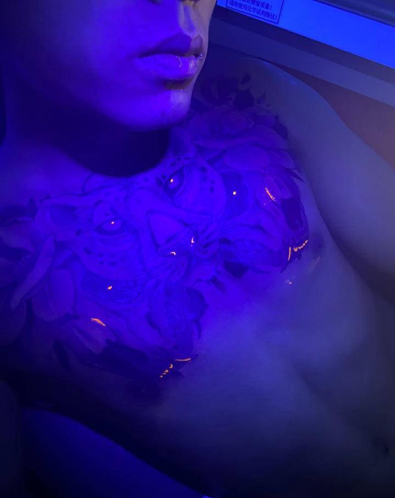 荧光纹身纹身图片_胸部纹身图案