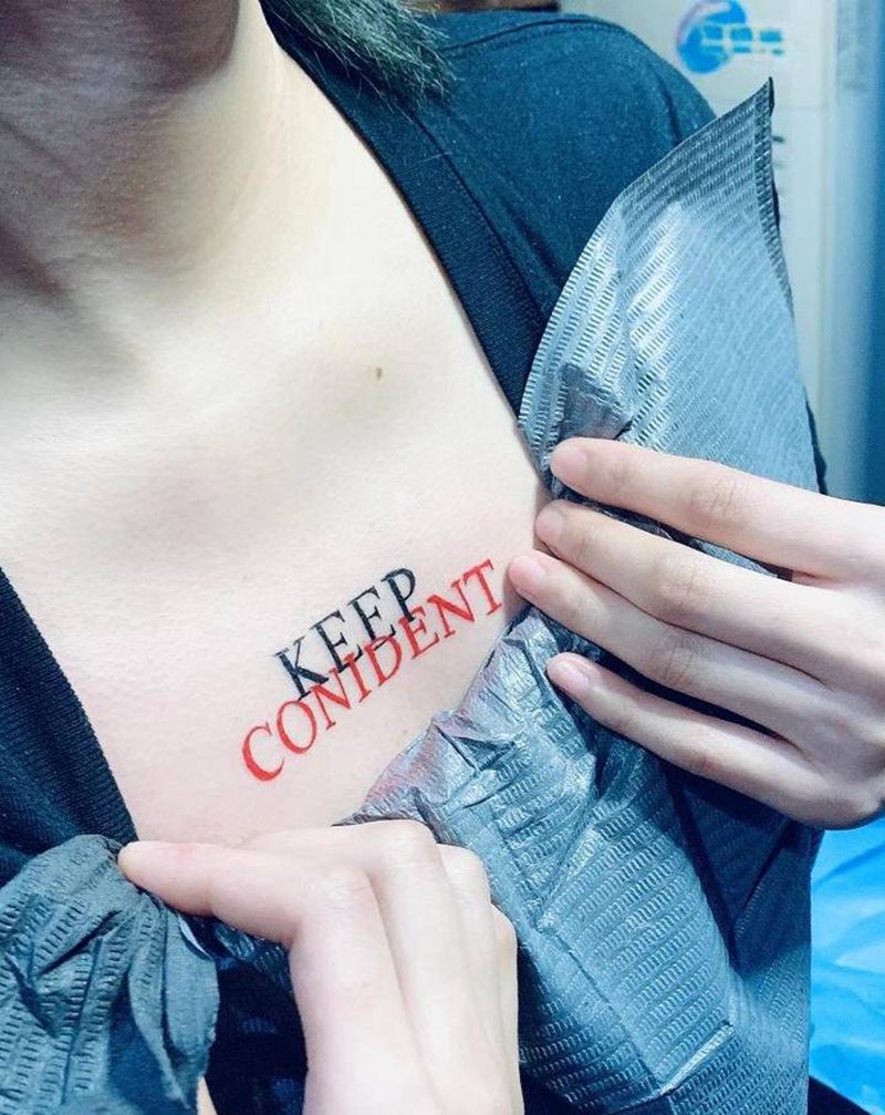 胸前英文纹身图片_胸部纹身图案