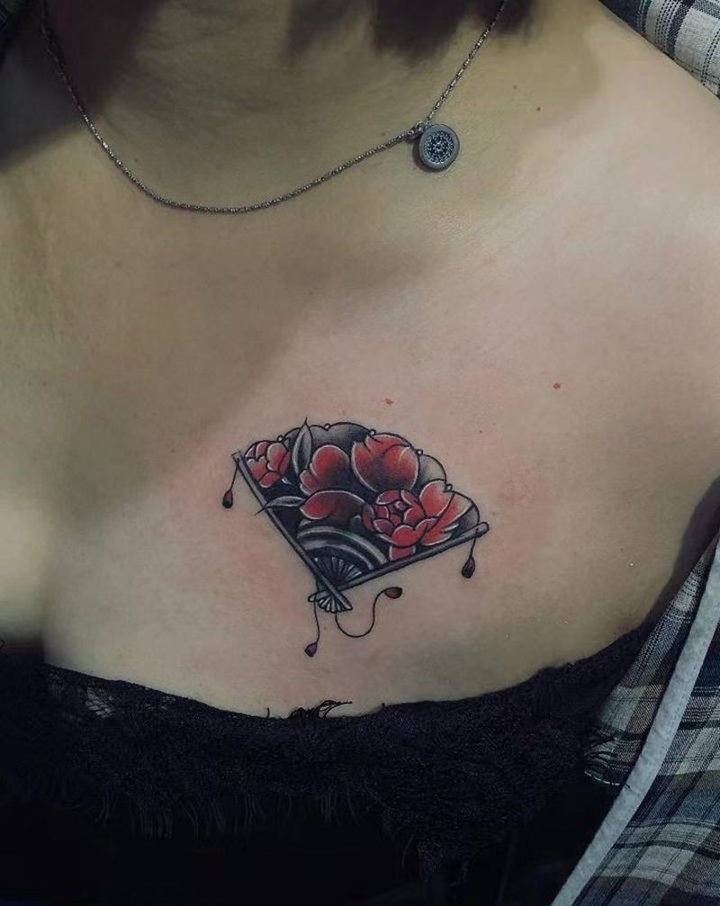 扇子纹身图片_颈部纹身图案