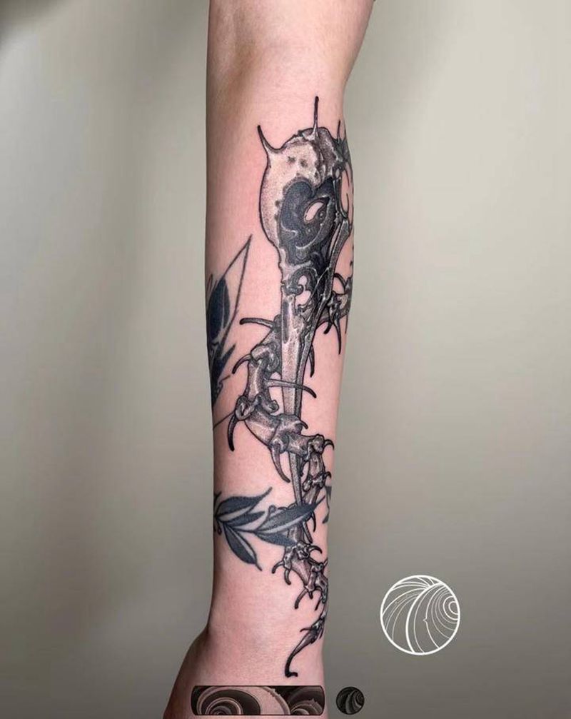 乌鸦骨纹身图片_手臂纹身图案