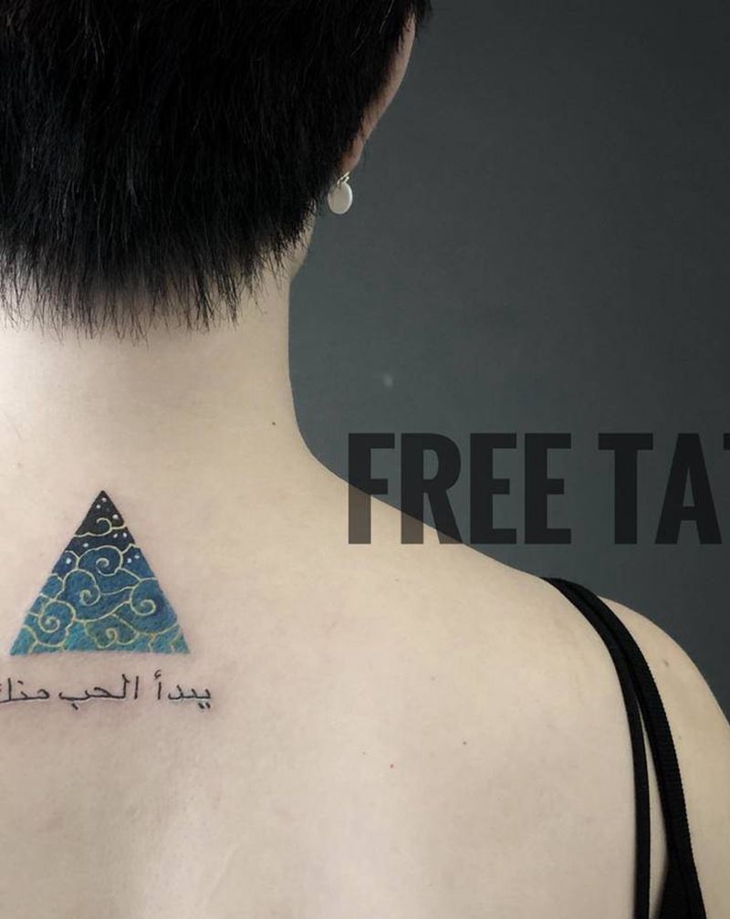 回文纹身图片_颈部几何纹身图案