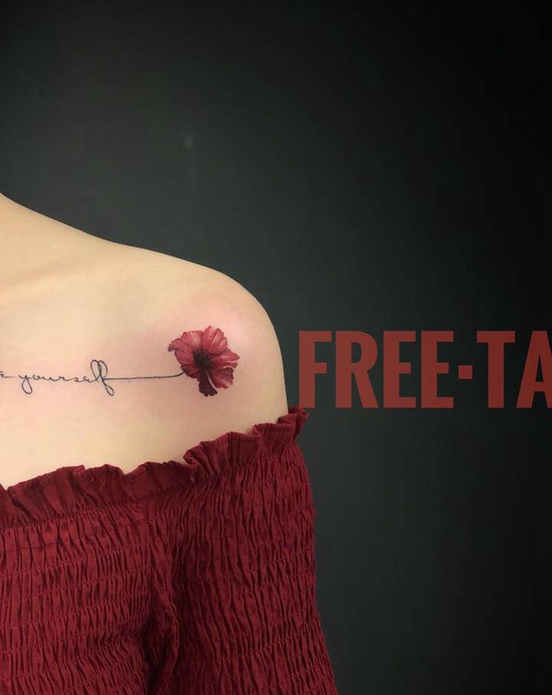 锁骨纹身图片_肩部水彩花体字纹身图案