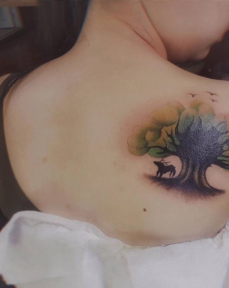 遮盖纹身图片_背部肩部水彩小清新树纹身图案