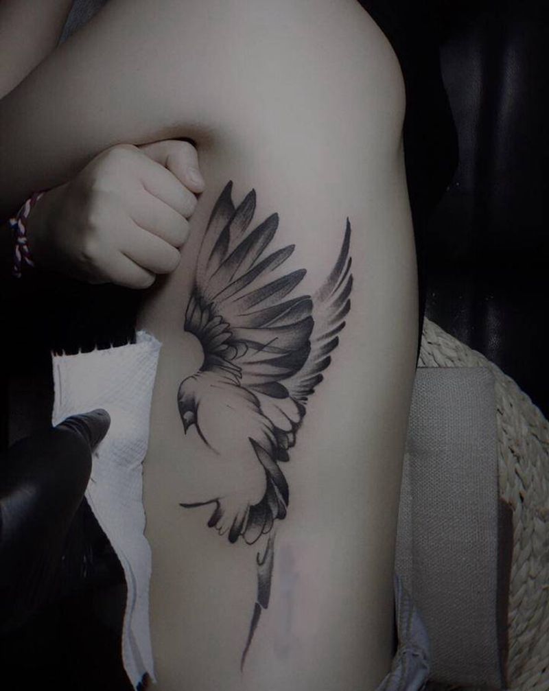 鸟纹身图片_胸部腰部水墨点刺鸟燕子侧腰纹身图案