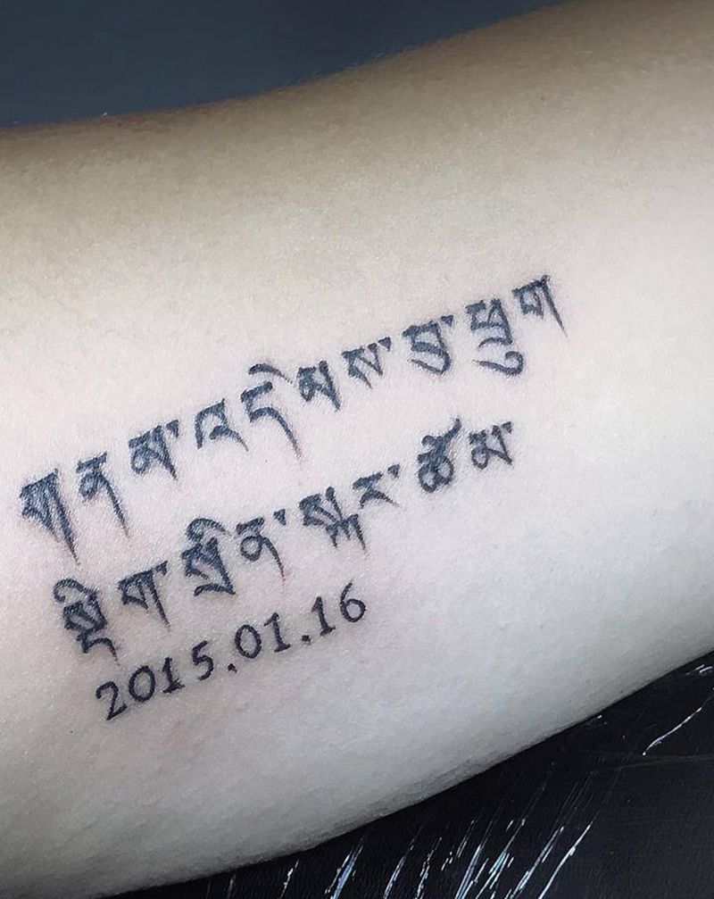 字纹身图片_肩部颈部花体字藏文罗马数字原创纹身图案