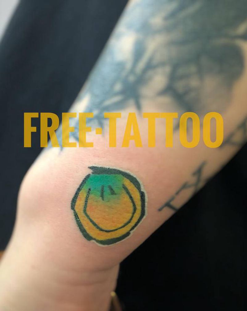 smile纹身图片_手部肩部纹身图案