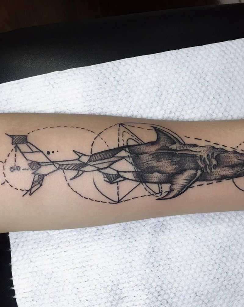 几何鲨鱼纹身图片_手臂手部点刺几何鲨鱼小臂小清新纹身图案