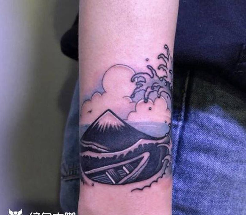 海浪手环纹身图片_手部新传统海浪遮盖纹身图案