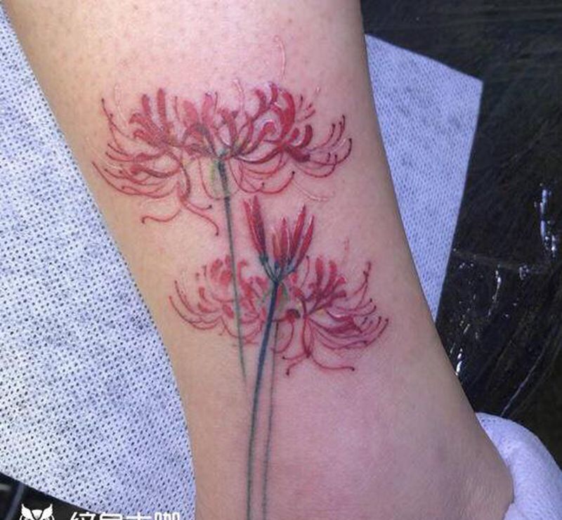 彼岸花开纹身图片_脚部水彩彼岸花花卉纹身图案