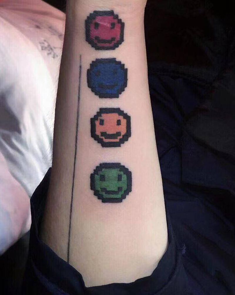 像素风纹身图片_手臂手部Old SchoolNew School微笑笑脸像素纹身图案