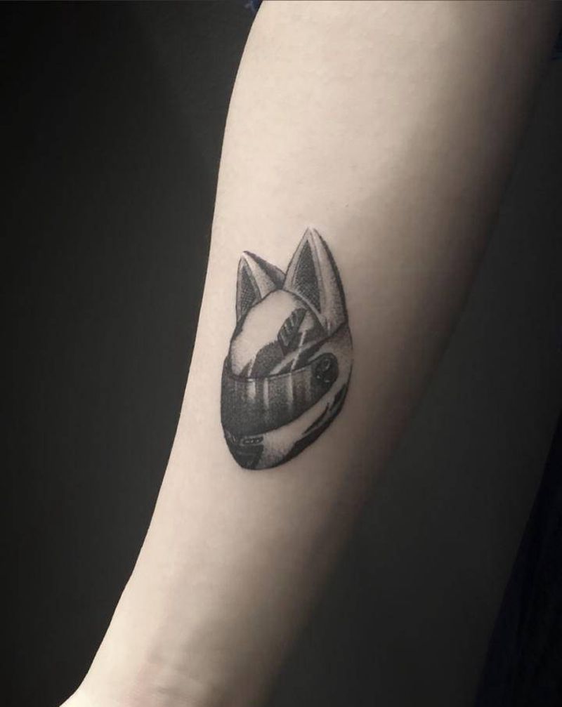 小姐姐的机车头盔纹身图片_手部点刺机车纹身图案