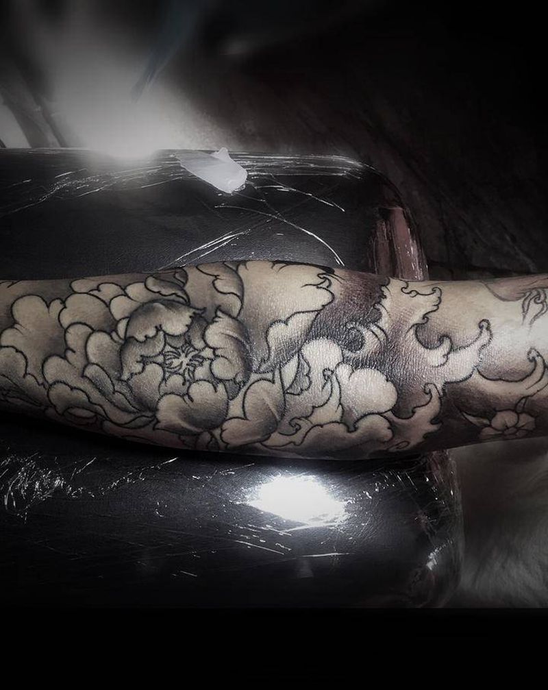 花臂纹身图片_手臂新传统老传统牡丹浪花鱼纹身图案