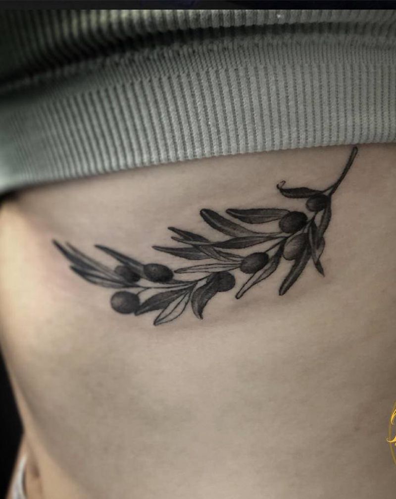 胸下小图一个纹身图片_点刺纹身图案