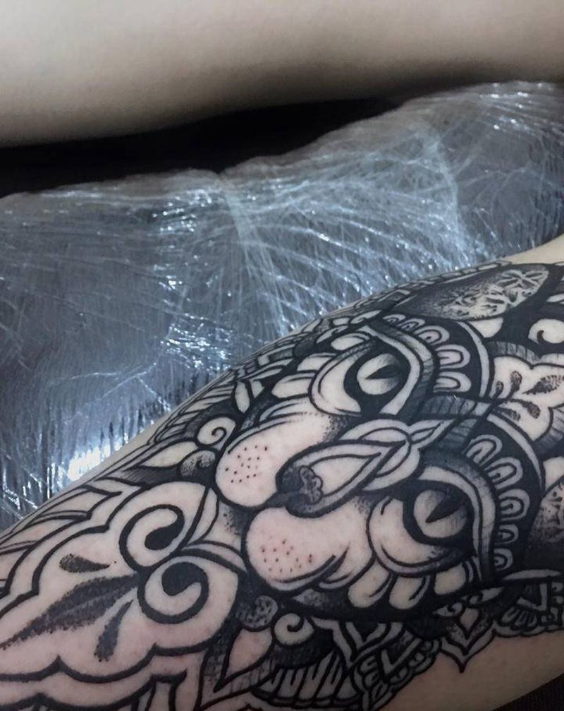 斯芬克斯猫纹身图片_手臂腿部图腾几何点刺小腿繁花纹身图案