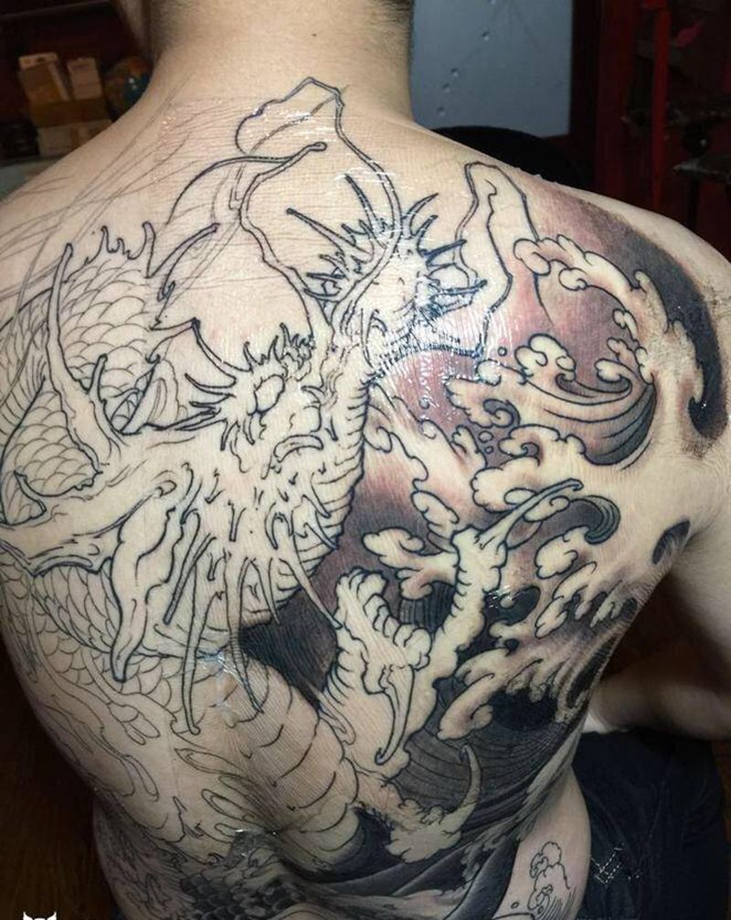 大龙纹身图片_背部新传统New School纹身图案