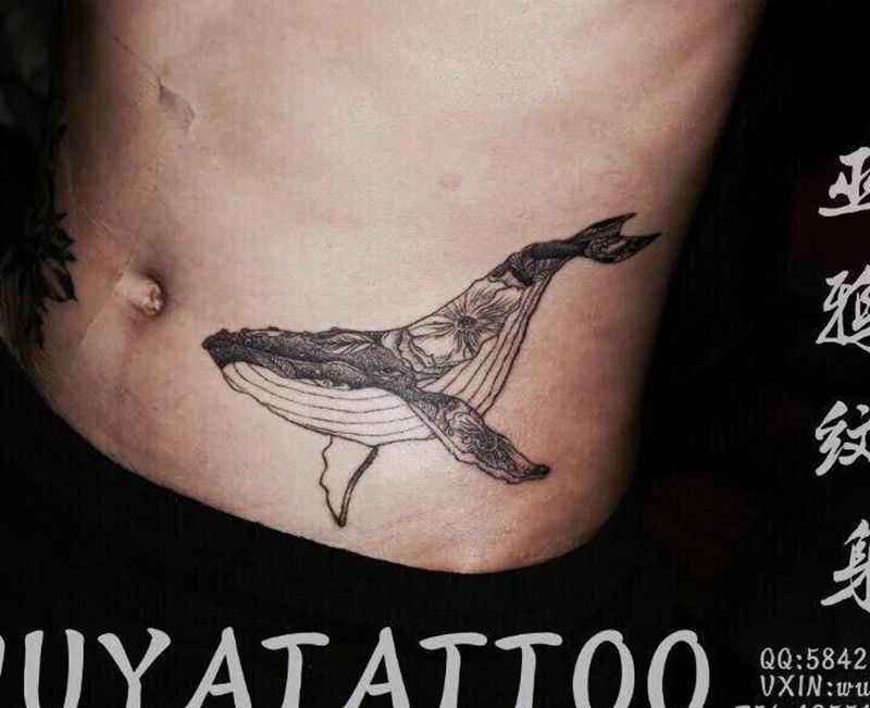 大鱼纹身图片_腰部图腾点刺纹身图案