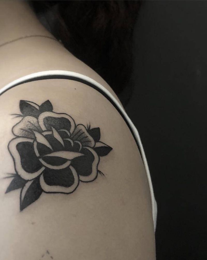 oldschool 玫瑰纹身图片_肩部Old School纹身图案