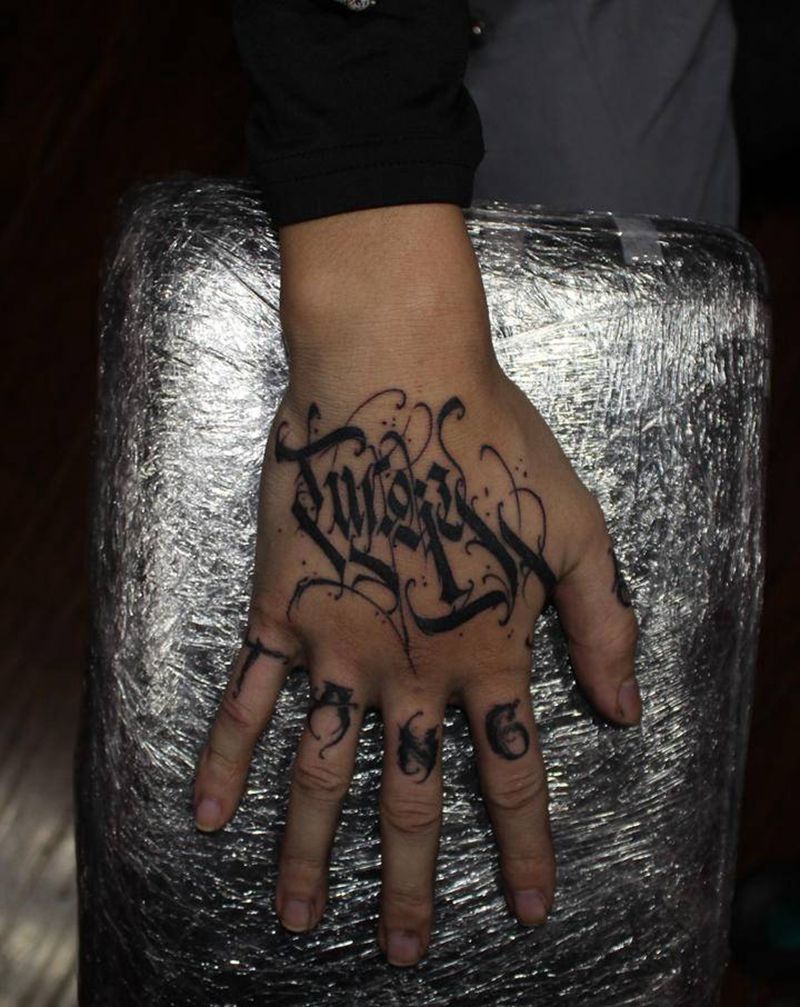 花体满背纹身图片_手部花体字暗黑纹身图案