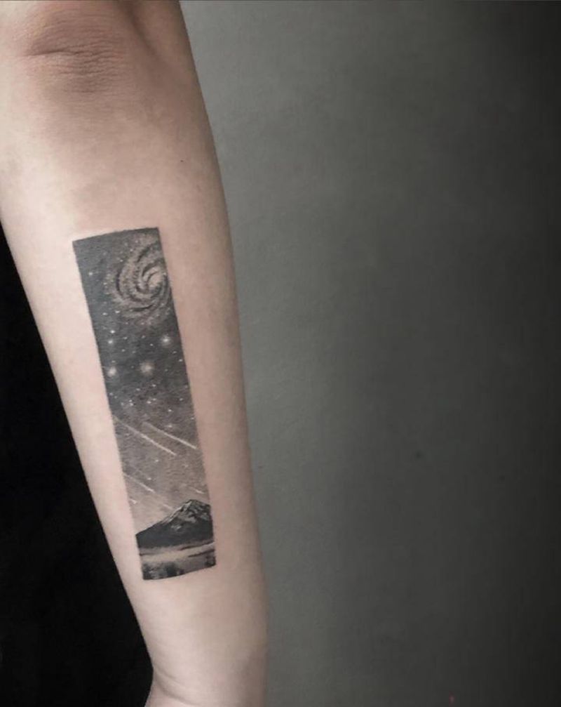 星空下的富士山纹身图片_手臂点刺几何纹身图案