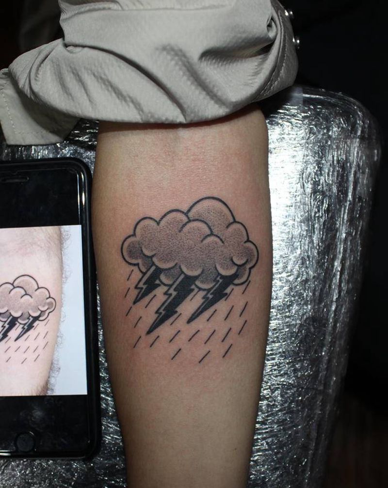 雷云点刺纹身图片_手臂点刺水墨云雷纹身图案