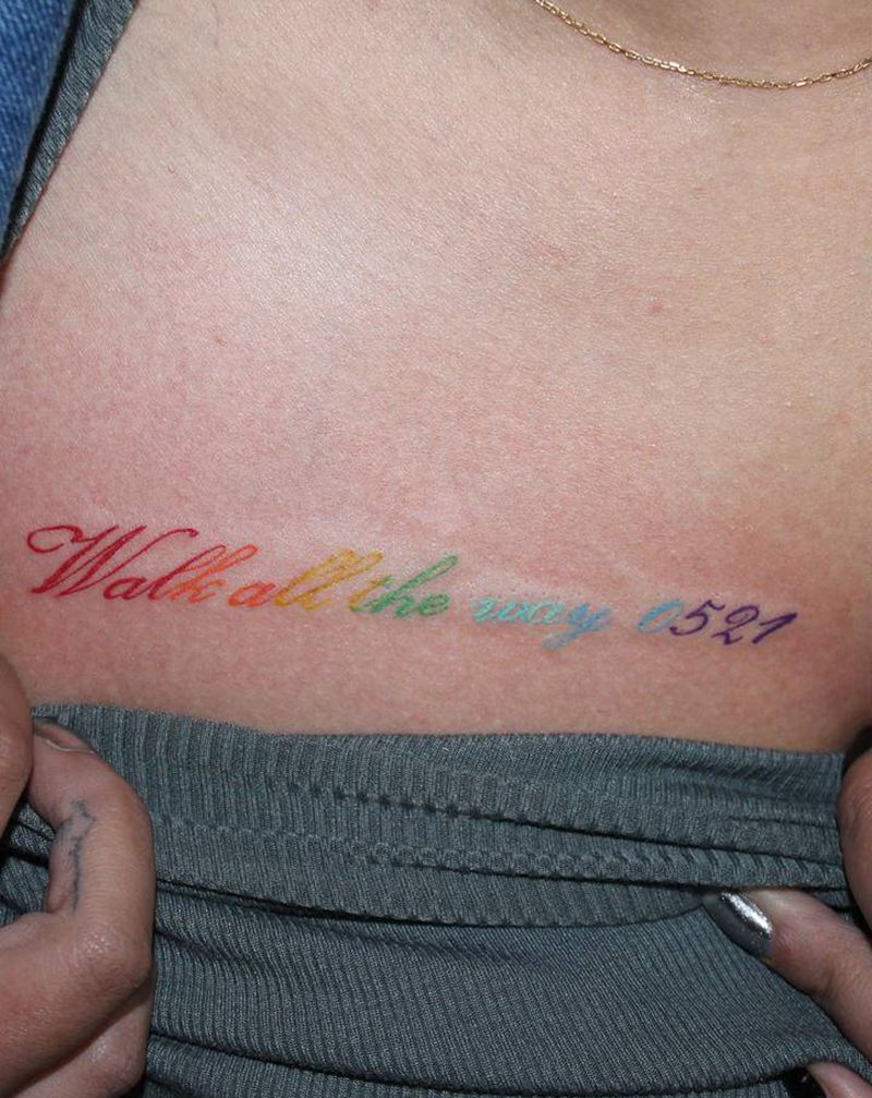 彩虹英文纹身图片_胸部花体字水彩彩虹英文纹身图案