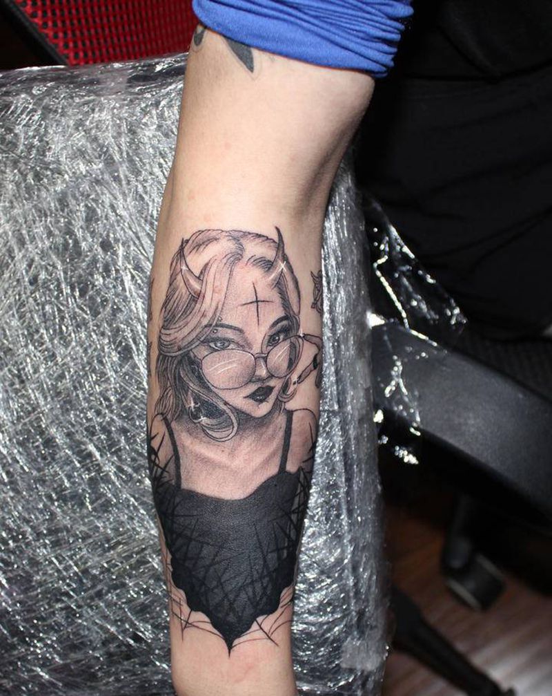 暗黑客人自画像纹身图片_手臂欧美写实New School暗黑自己纹身图案