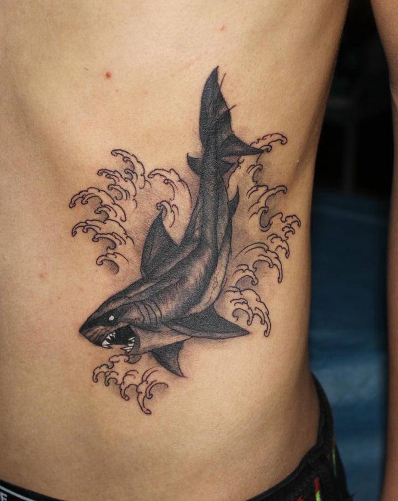 鲨鱼纹身图片_腹部欧美写实新传统鲨鱼纹身图案