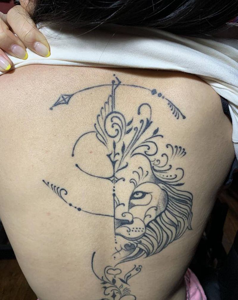 脊柱狮子花藤纹身图片_背部点刺花体字狮子脊柱纹身图案