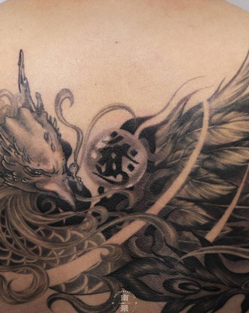 凤凰半背纹身图片_背部凤凰纹身图案