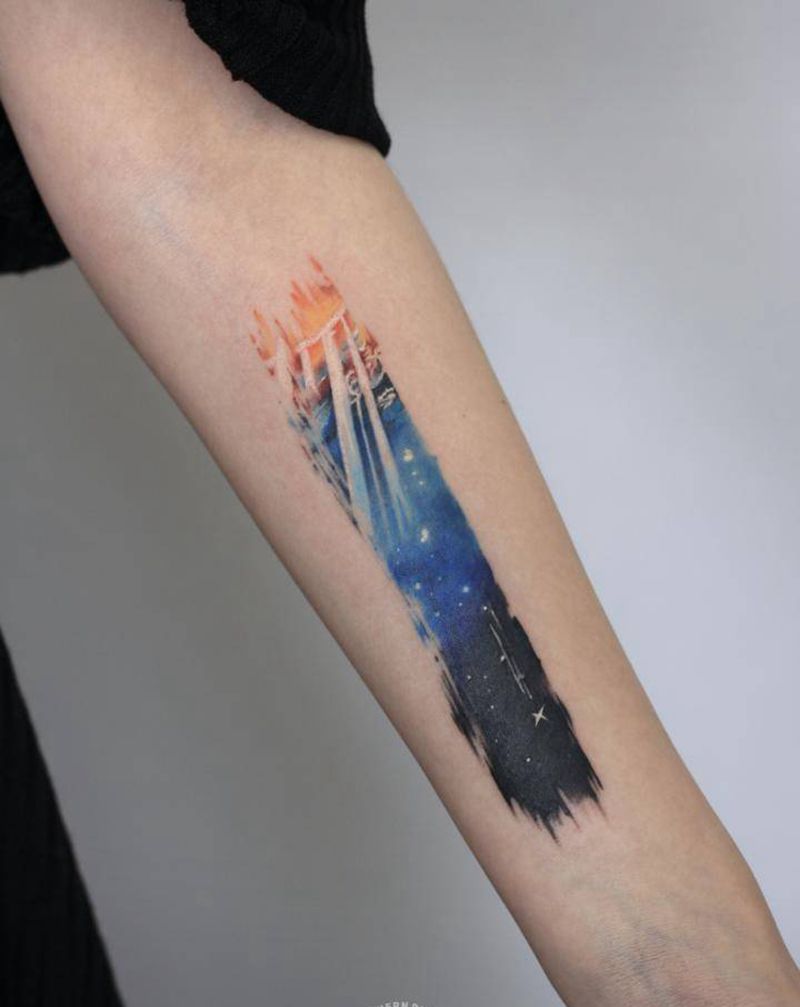 一笔勾销纹身图片_手臂水彩遮盖星空阳光纹身图案