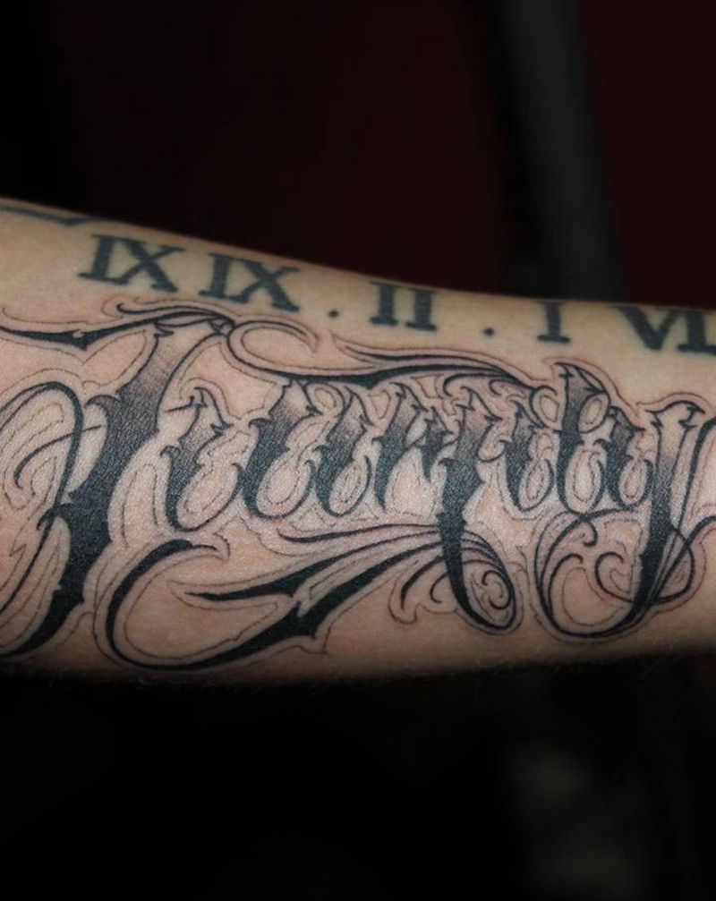 花体英文纹身图片_手臂欧美写实花体字奇卡诺英文纹身图案