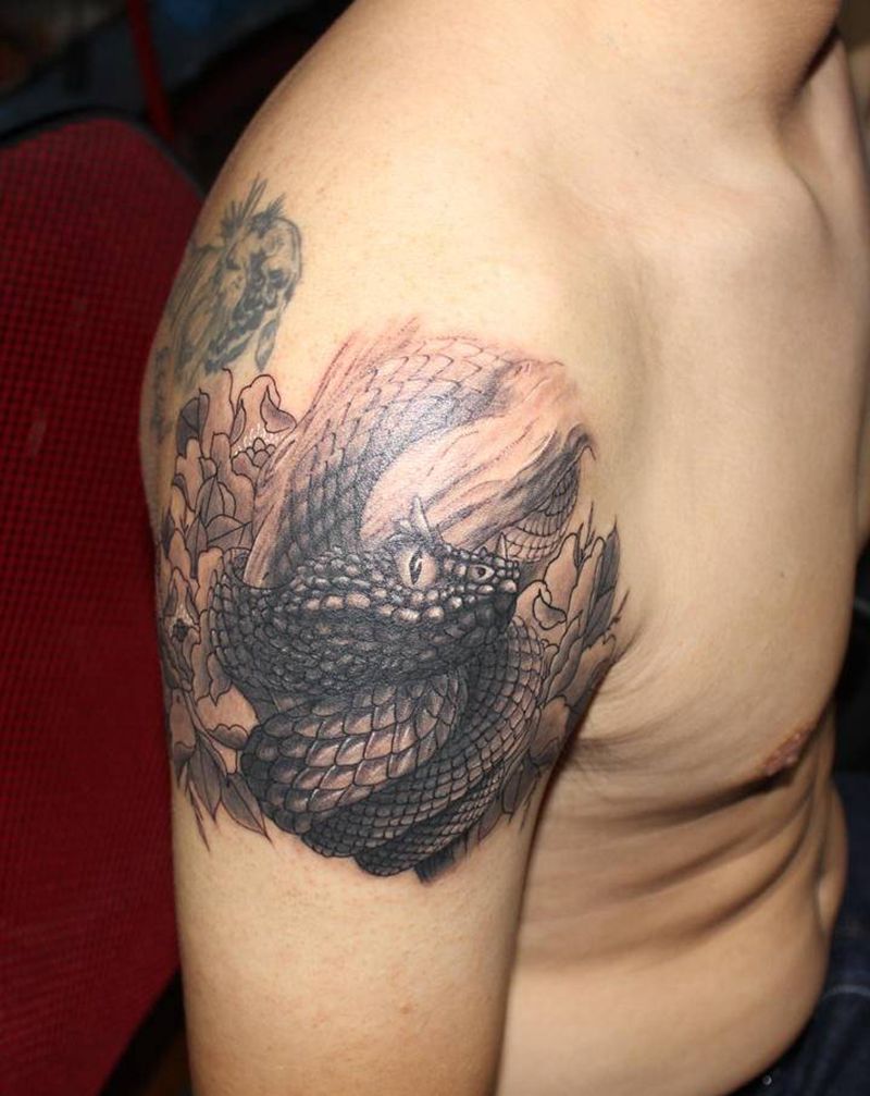 蝰蛇纹身图片_手臂欧美写实点刺蝰蛇纹身图案