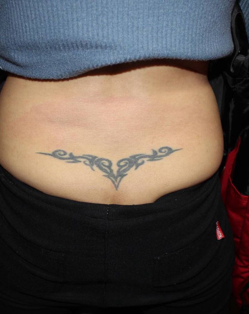 水墨莲花遮盖纹身图片_腰部水彩水墨莲花遮盖纹身图案