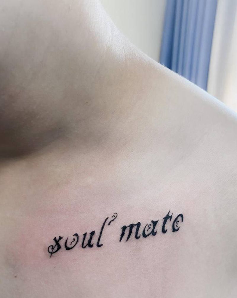 文字纹身图片_胸部纹身图案