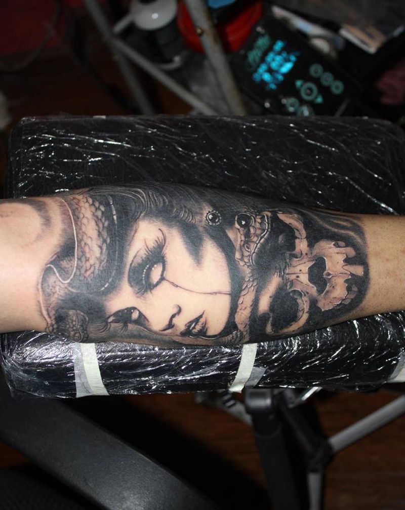 美杜莎纹身图片_手臂新传统欧美写实肖像美杜莎纹身图案