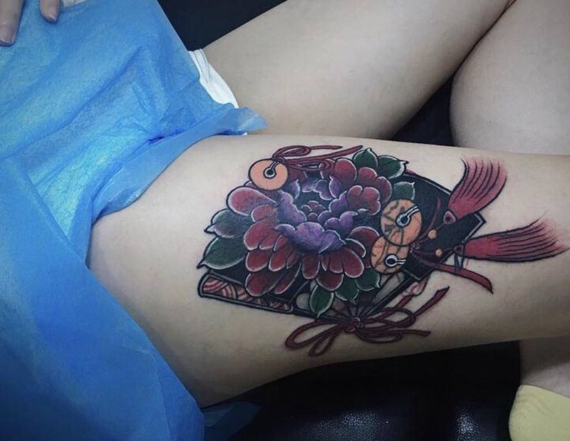 遮盖作品纹身图片_臀部腿部老传统扇子牡丹大腿外侧纹身图案