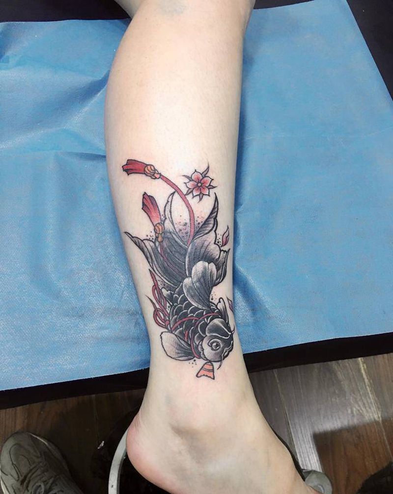 遮盖纹身图片_腿部脚部新传统水墨金鱼脚踝纹身图案