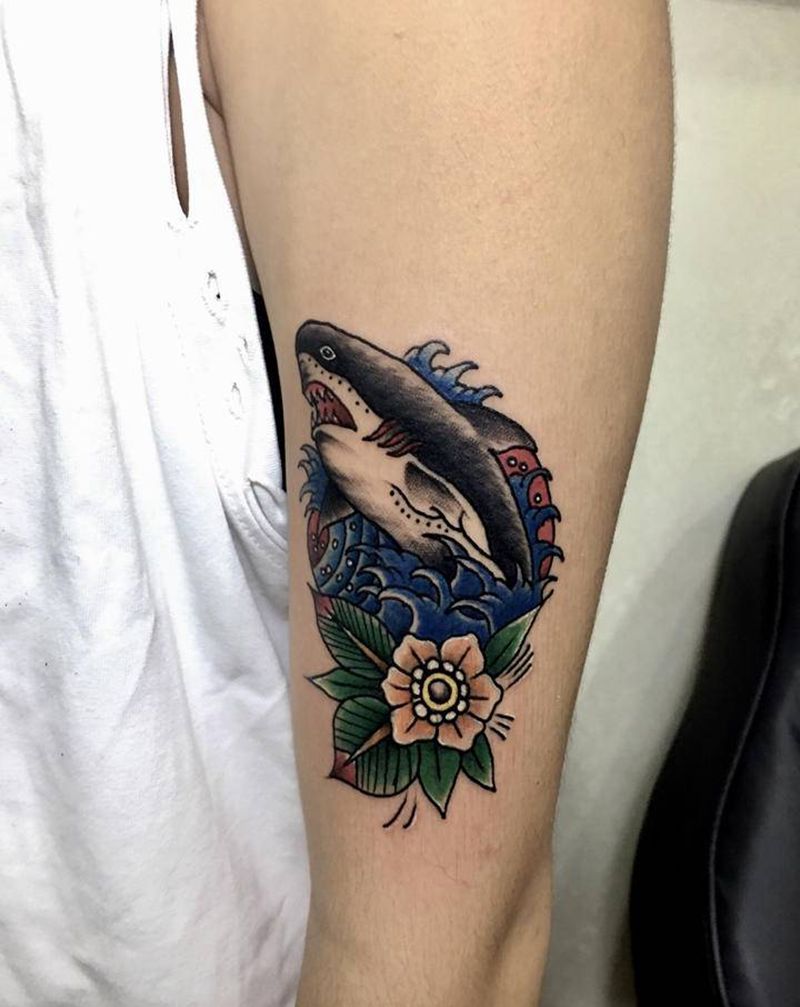 Old school纹身图片_手臂Old School图腾鲨鱼拼接纹身图案