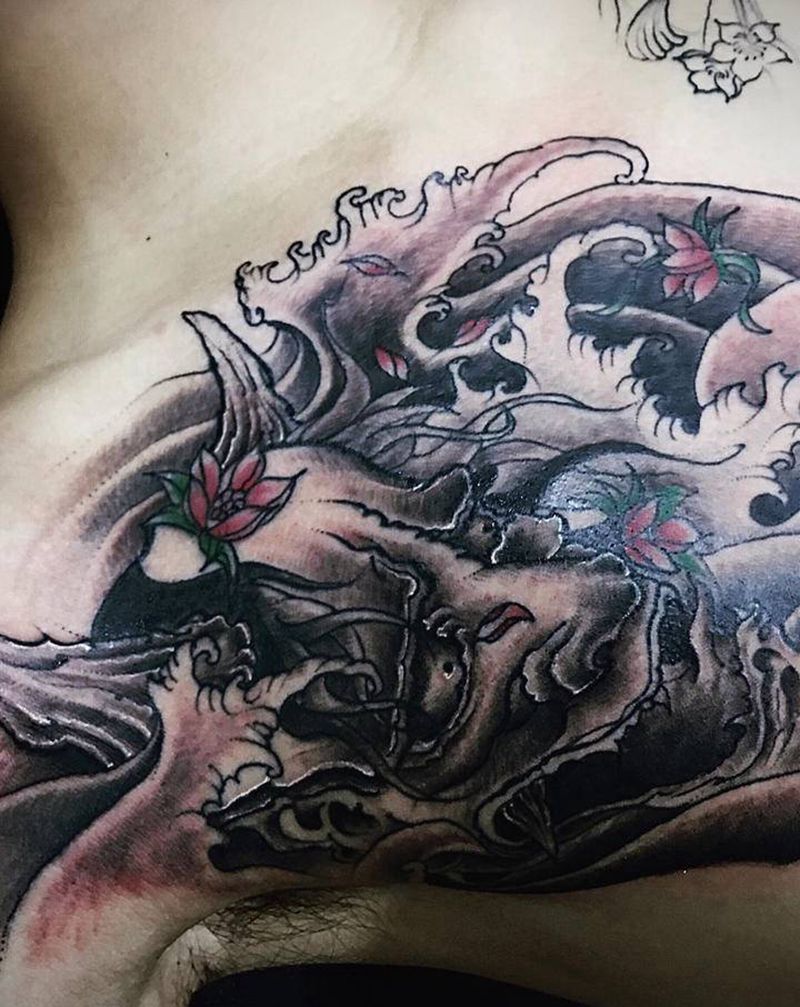 般若纹身图片_胸部肩部新传统老传统花胸半甲黑灰纹身图案