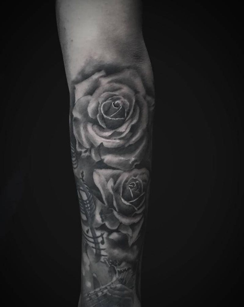 欧美黑灰写实纹身图片_手臂欧美写实玫瑰吉他音乐纹身图案